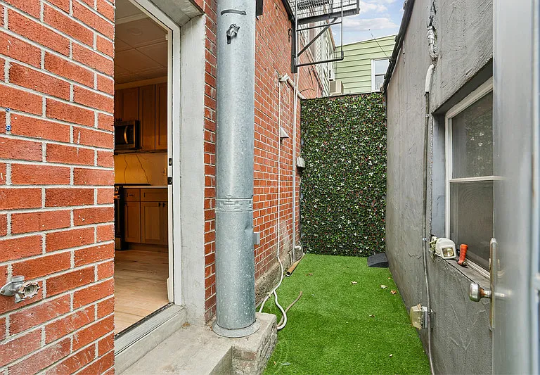 315 Leonard St #1B — Photo 1
