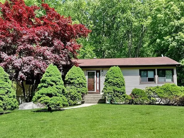 13 Jade Ct, Pomona, NY 10970