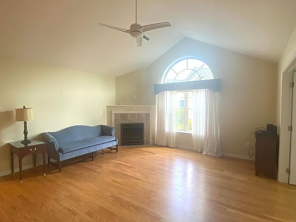 4th image of 745 Lambton Cir W