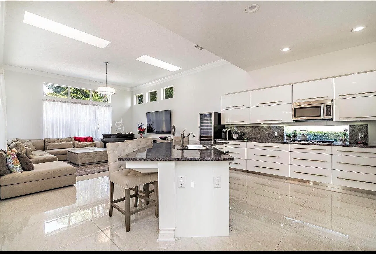 5 bed, 4.0 bath, 3266 sqft, $15,000 — Photo 2