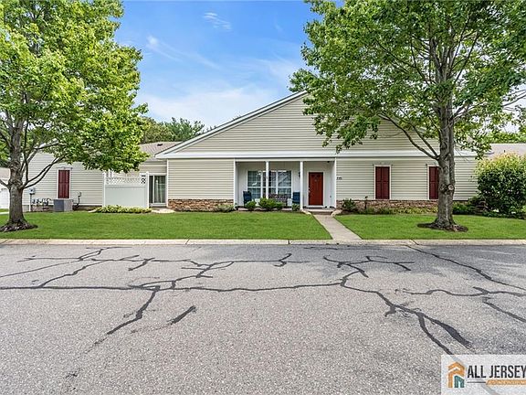 4th image of 446 Bluebird Dr