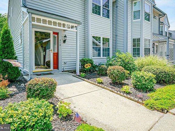 2nd image of 712 Lakefront Cir