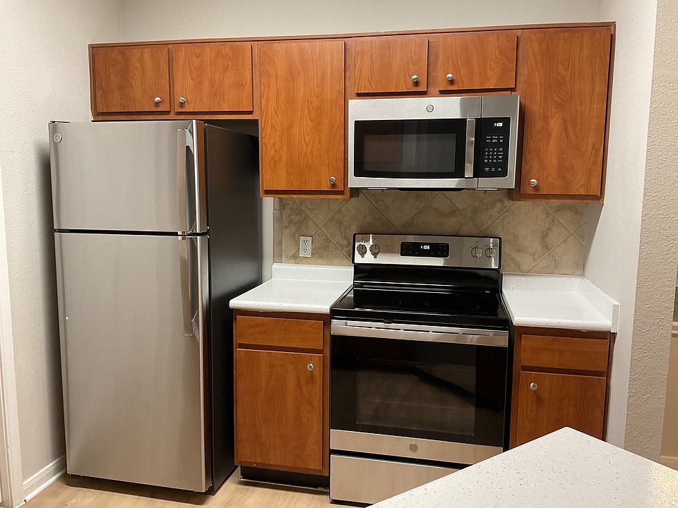 Nestled in a serene setting with beautiful views, Mission Oak apartment provides a peaceful retreat that feels worlds away while being conveniently located near shopping, dining, and major employers.