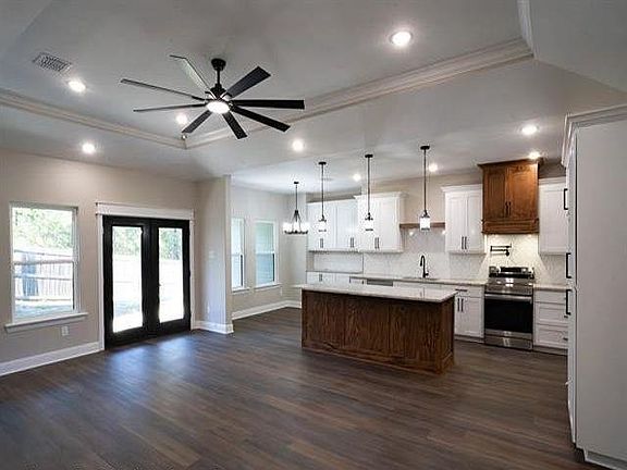 3rd image of 703 Bluebonnet Ln