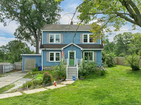 17 Desaulnier Street, Goffstown, NH 03045