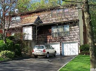 18 Carriage Rd, Great Neck, NY 11024