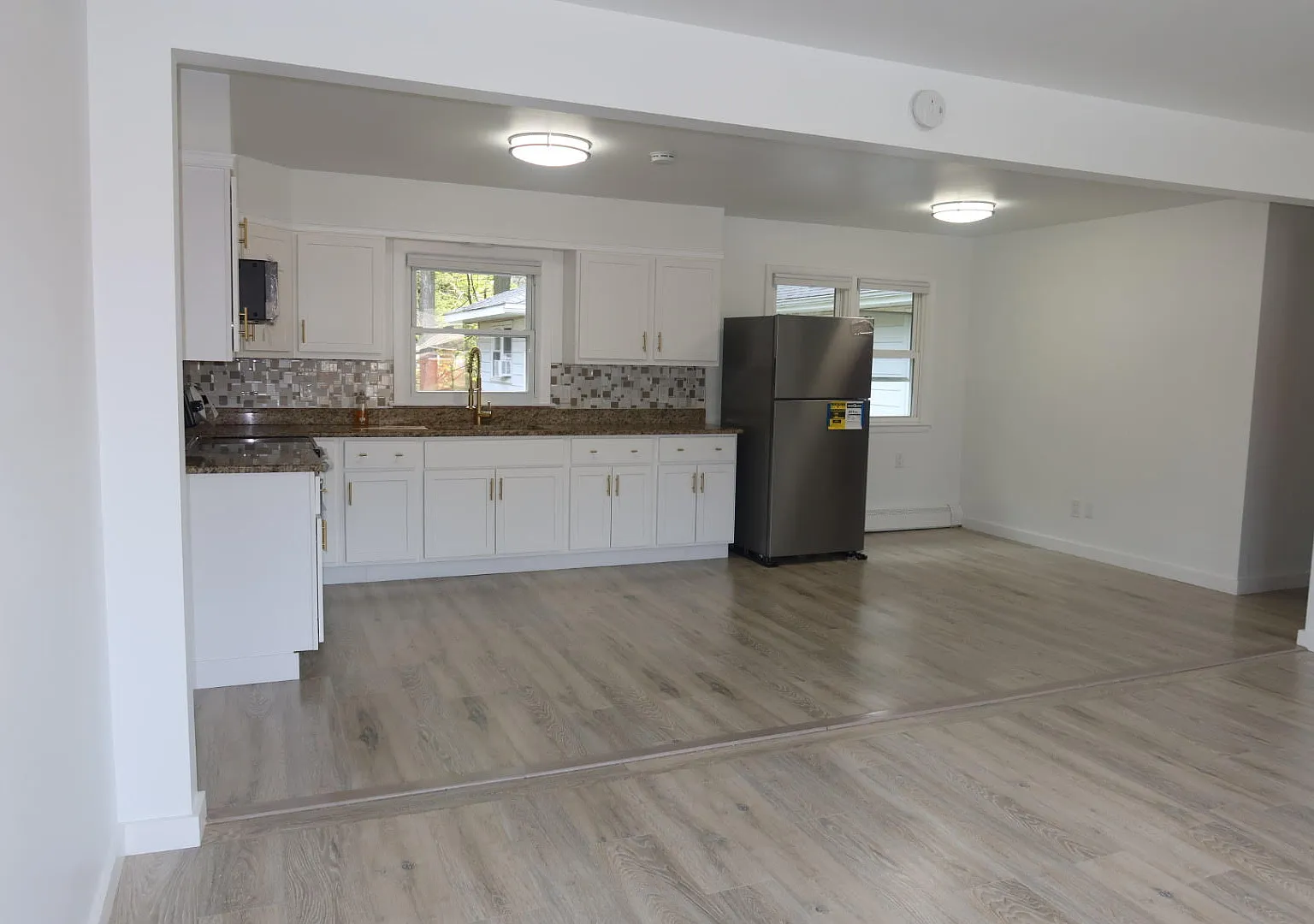 4 bed, 2200 sqft, $2,500 — Photo 3