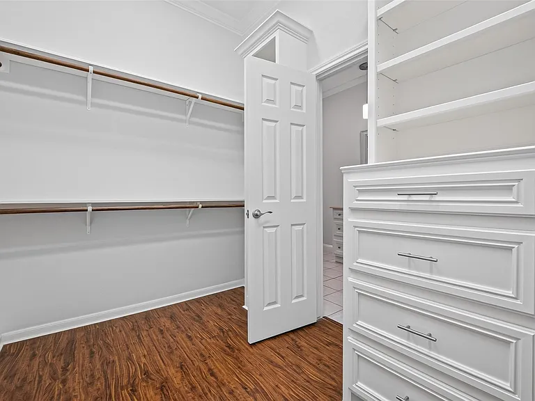 10310 Chevy Chase Dr — Photo 29