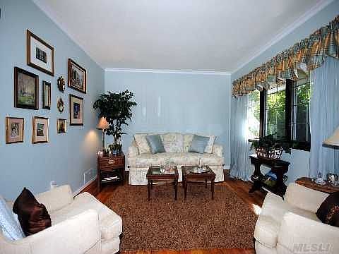 2nd image of 87 Von Huenfeld St