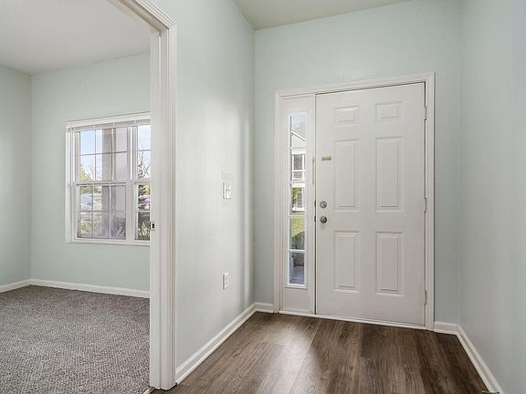 3rd image of 1412 Lakes Circle Dr