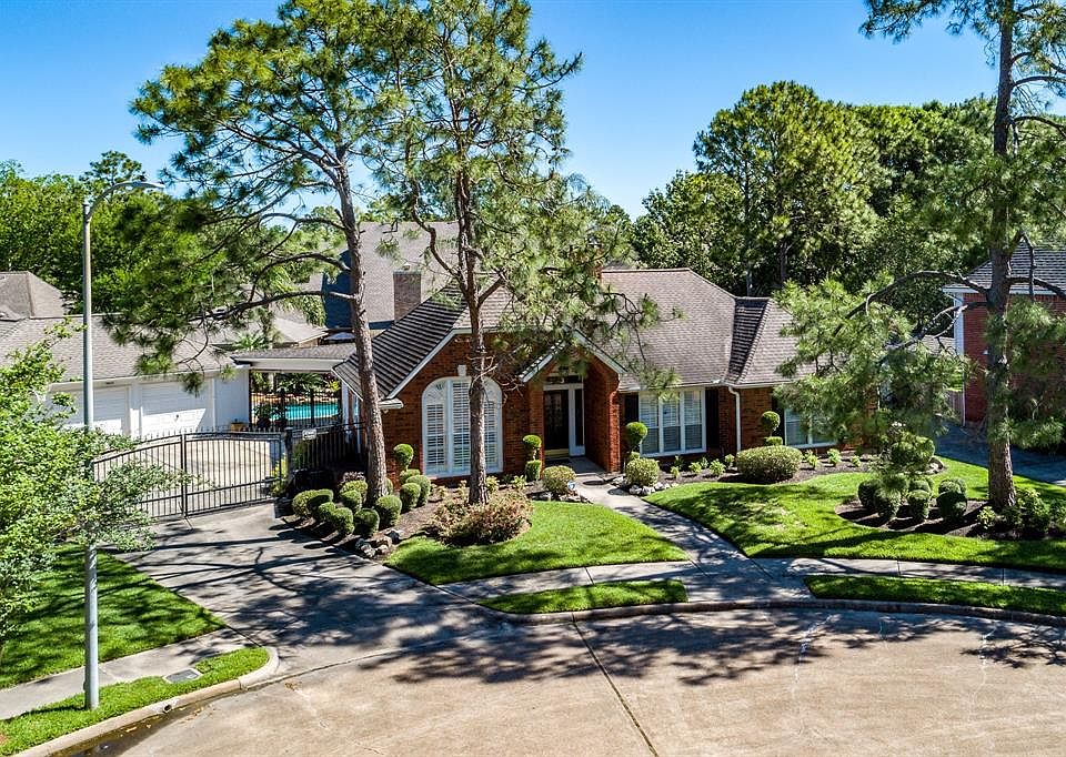 Stunning home on a quiet cul de sac. Single story, 3 car garage and beautiful backyard oasis.