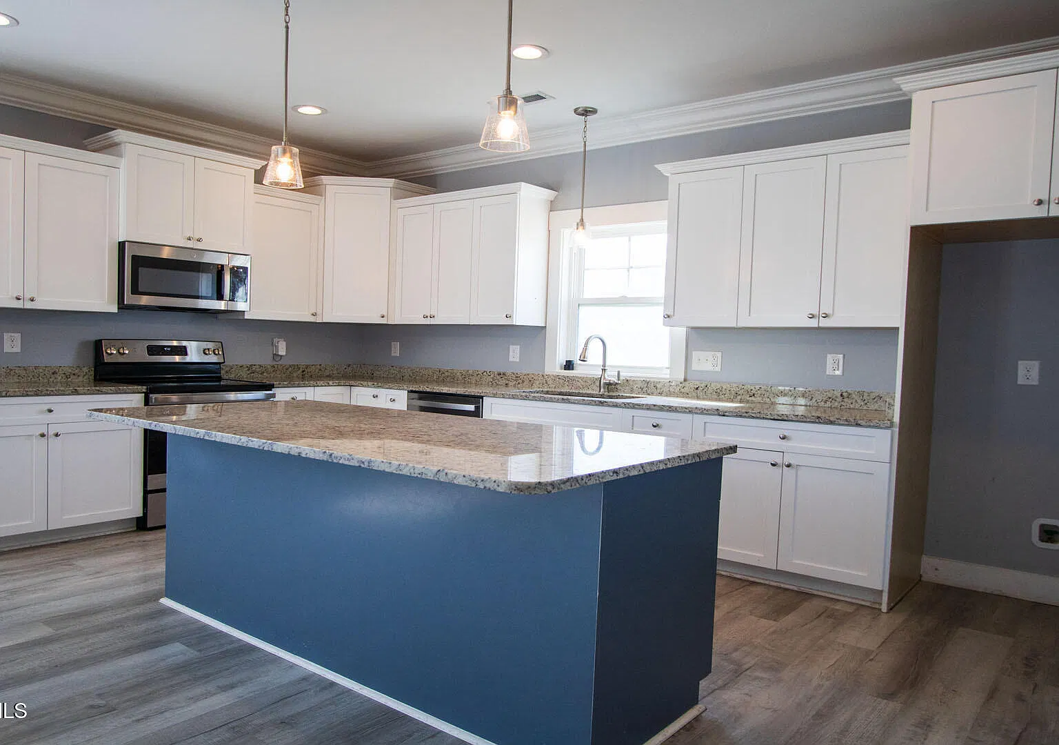 4 bed, 2.5 bath, 2830 sqft, $3,200 — Photo 4