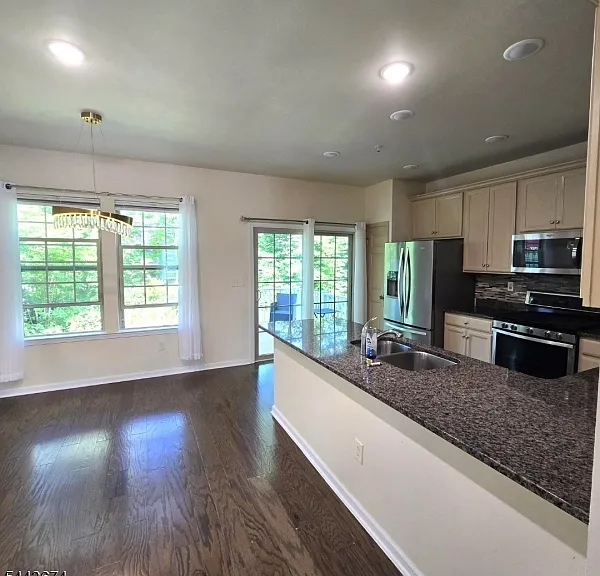 76 Albert Ct — Photo 8