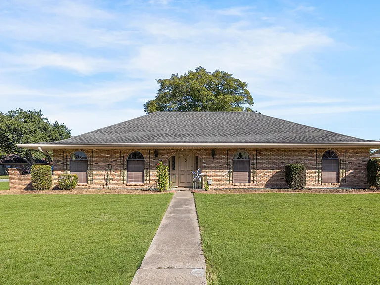 512 Monarch Dr — Photo 1