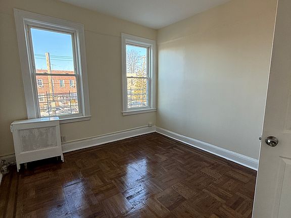 4th image of 2850 Randall Ave #2