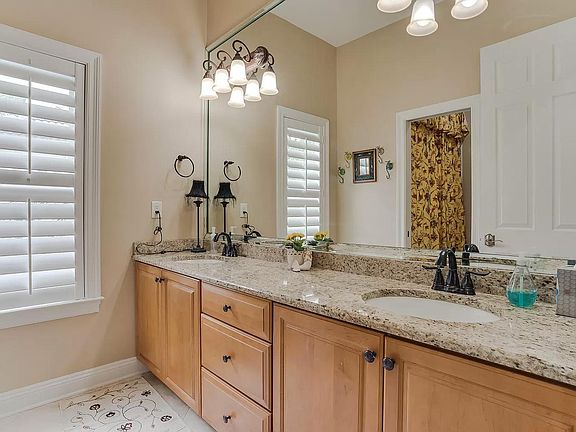5th image of 430 Admiral Ct