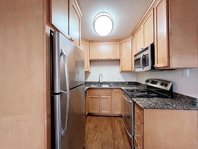 Laurel Heights — Photo 11