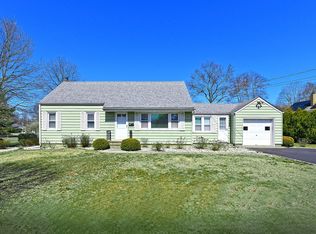 9 Fern Pl, Greenlawn, NY 11740