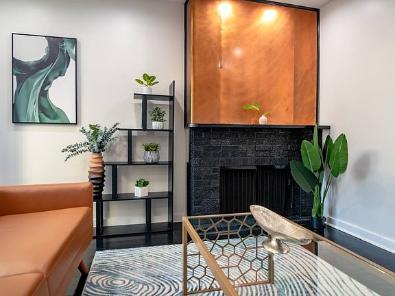 5th image of 117 E Bellevue Pl #D