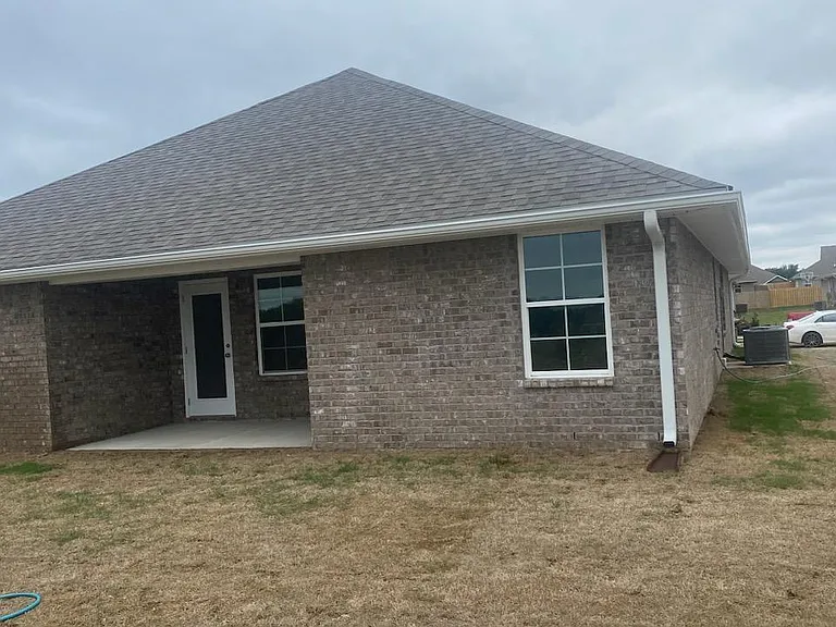 213 Alonzo Toney Dr — Photo 4