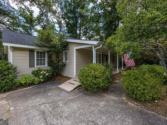 2nd image of 3240 Louise Pl