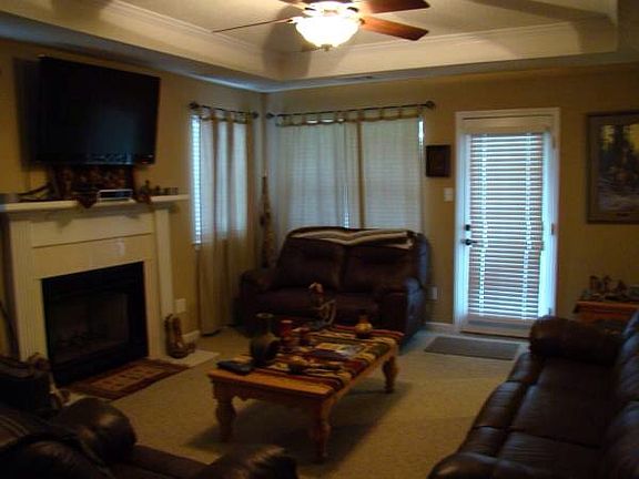 Spacious living room 