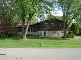 18 Welle Dr, Oshkosh, WI 54902