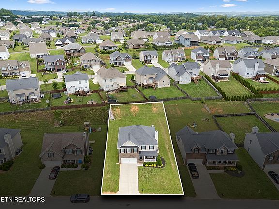 2nd image of 3027 Crosswinds Ln