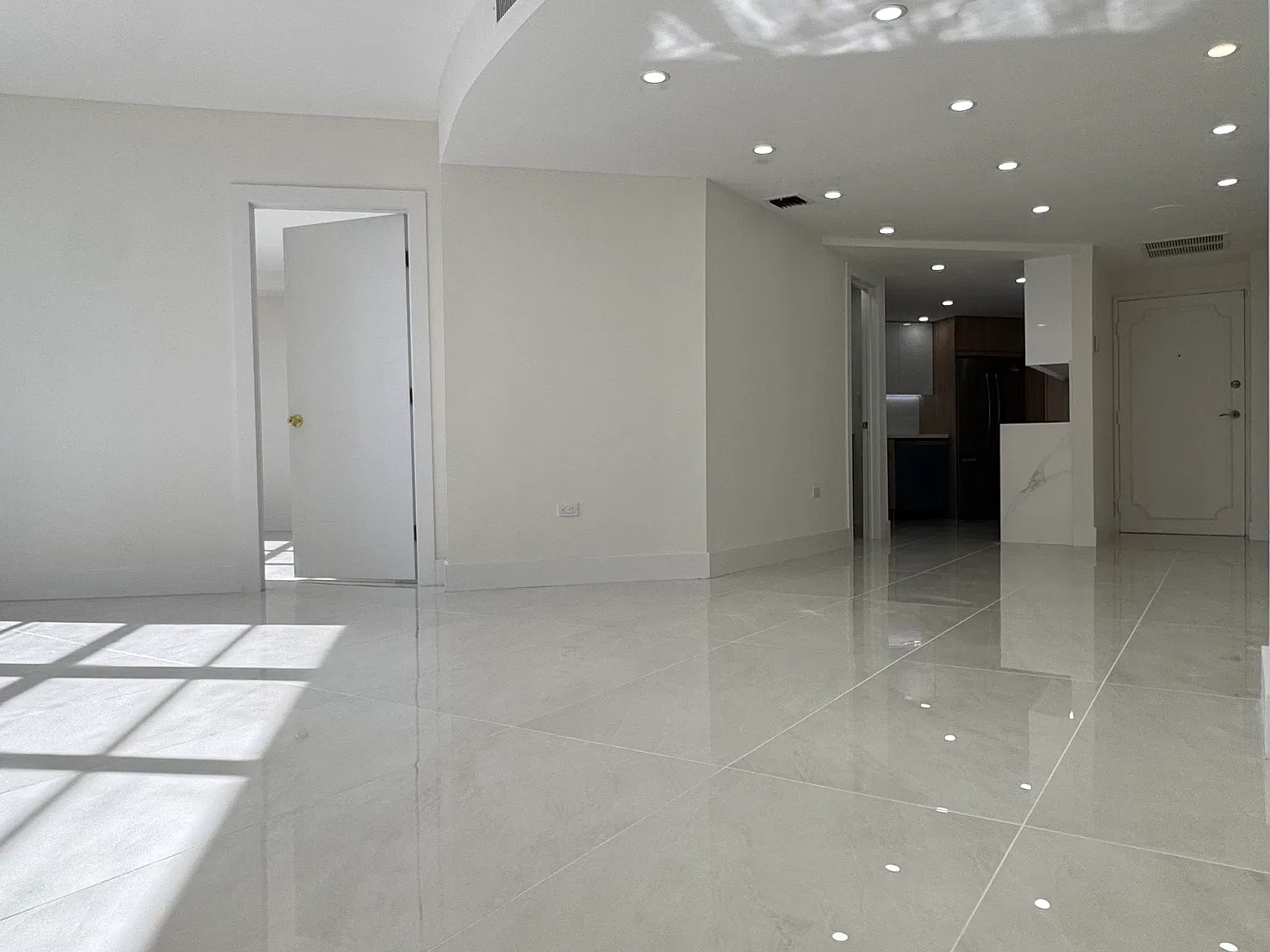 2 bed, 990 sqft, $3,600 — Photo 4