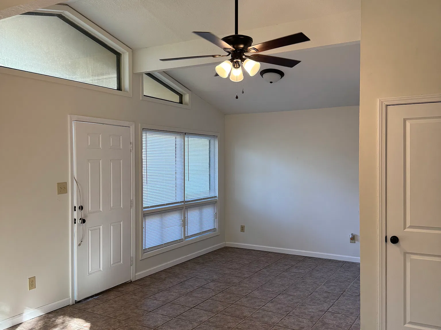 3 bed, 1.5 bath, 1378 sqft, $1,400 — Photo 3