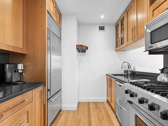 5th image of 88 Greenwich St APT 1117