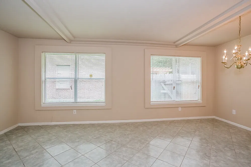 4 bed, 2.0 bath, 2107 sqft, $2,100 — Photo 4