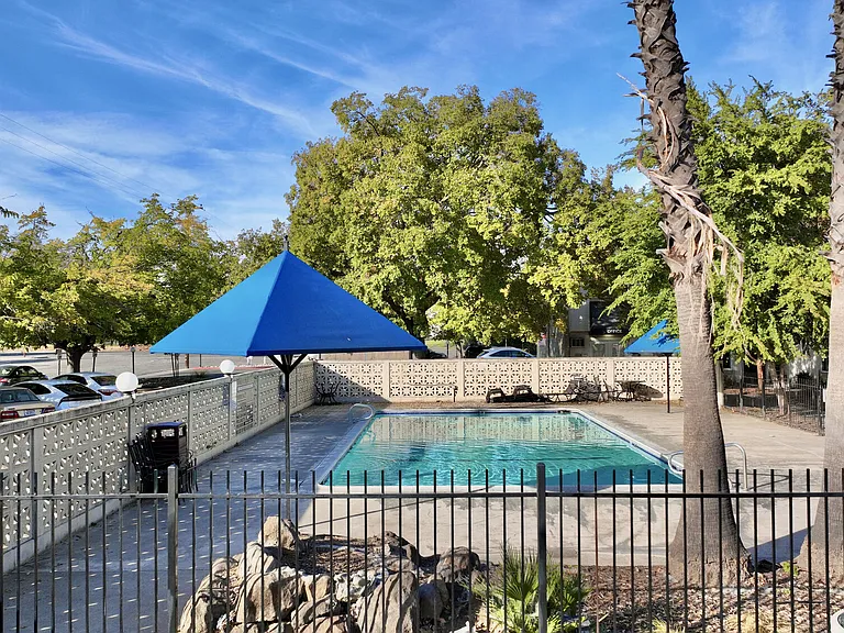 Markston Apartments — Photo 24