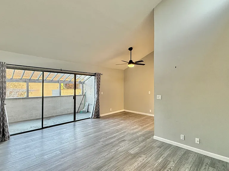 2135 E Valley Pkwy #33 — Photo 2