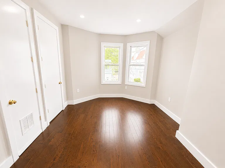 160 Alexander St #2 — Photo 6