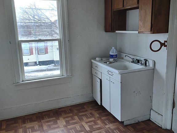 4th image of 425 New York Ave #2