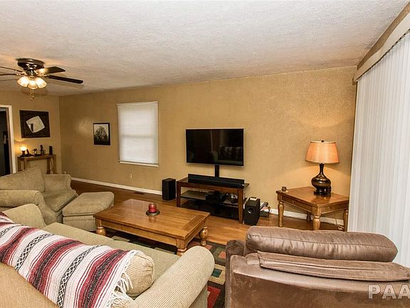 4th image of 700 E Division Ave