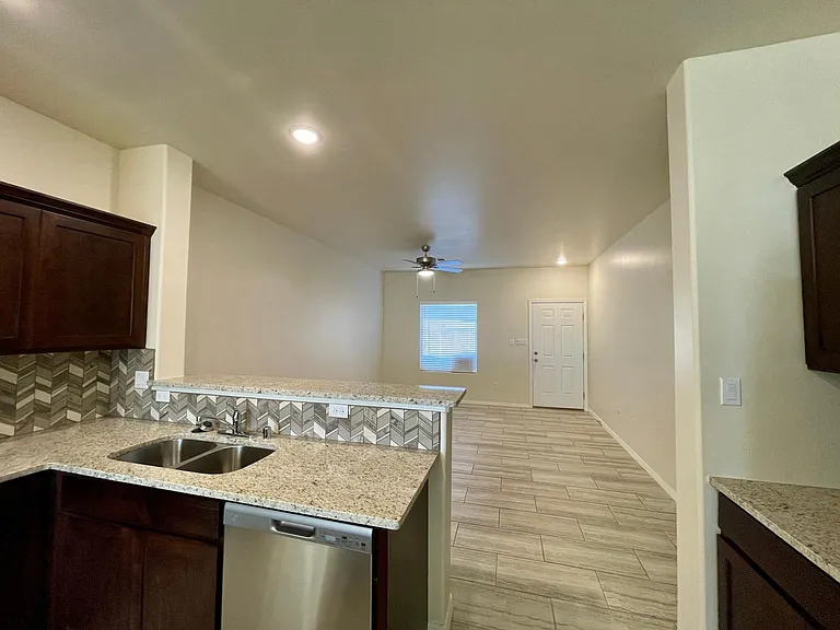 7165 Meridian St — Photo 5