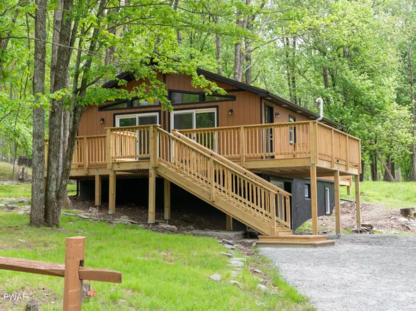 124 Fawn Lake Dr, Hawley, PA 18428