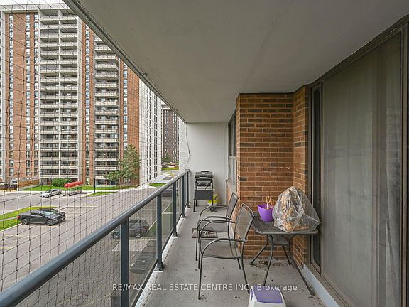 3rd image of 21 Knightsbridge Rd #403