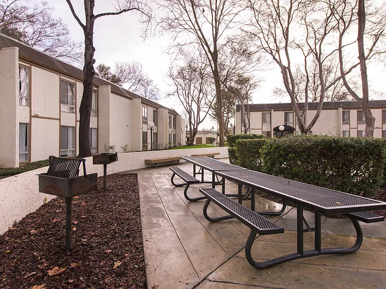 Lawrence Road Apartments — Photo 7
