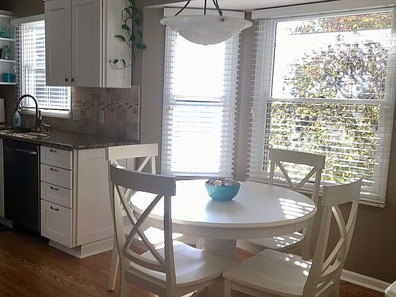 5th image of 210 Oakwood Dr