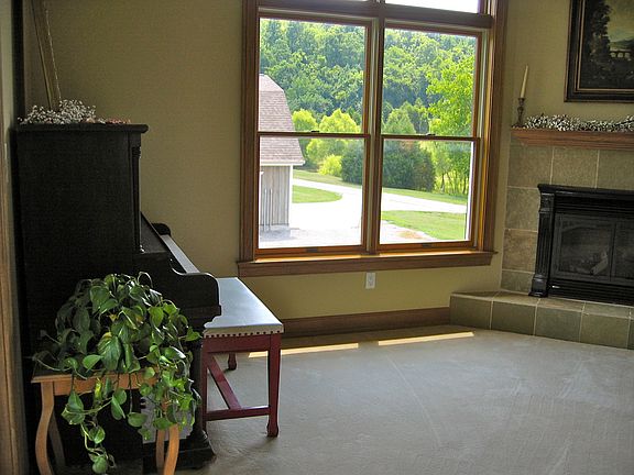 Living rm w gas fireplace