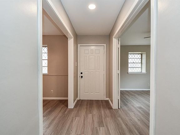 4th image of 3831 Tidewater Dr