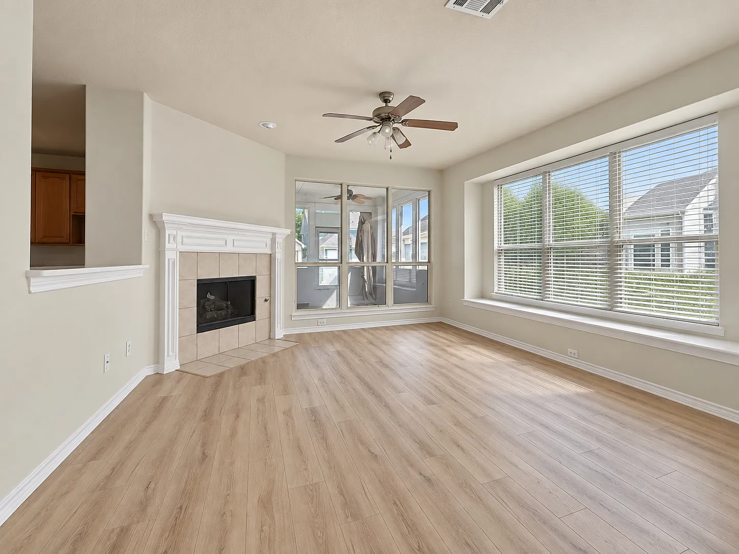 4 bed, 2.5 bath, 2640 sqft, $2,400 — Photo 3