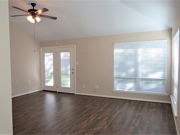 4th image of 1018 Western Springs Dr