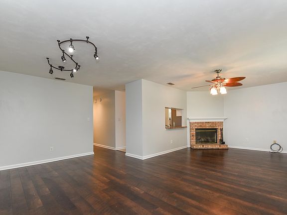 3rd image of 2046 Gardenbrook Ln