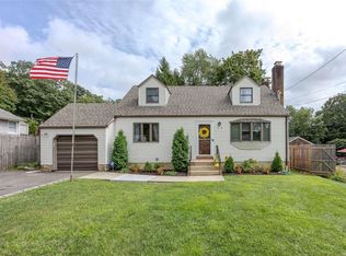 28 Henry St, Huntington, NY 11743
