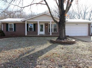90 May Valley Ln, Fenton, MO