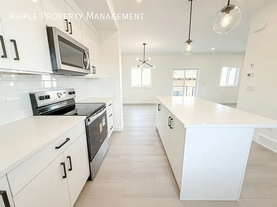 Modern 4 Beds, 3.5 Baths TownHouse | No Pets Allowed — Photo 4